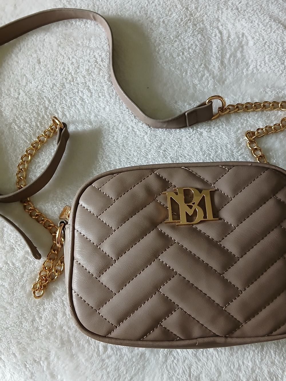 Badgley Mischka Taupe Quilted Crossbody + Gold Logo & Chain - NO CALLOUTS!
